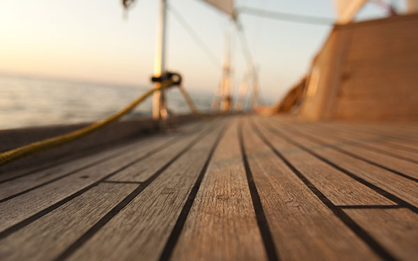 Cómo instalar y restaurar la cubierta de un velero